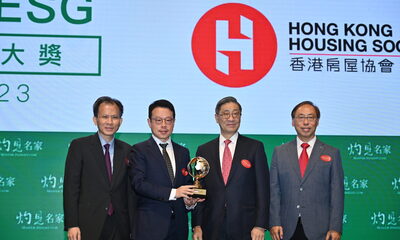 HKHS Chief Executive Officer James Chan (second from the left) received the “ESG Excellence Award” granted by the Master Insight.